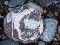 Rotbrauner Stein mit breiten weißen Einschlüssen